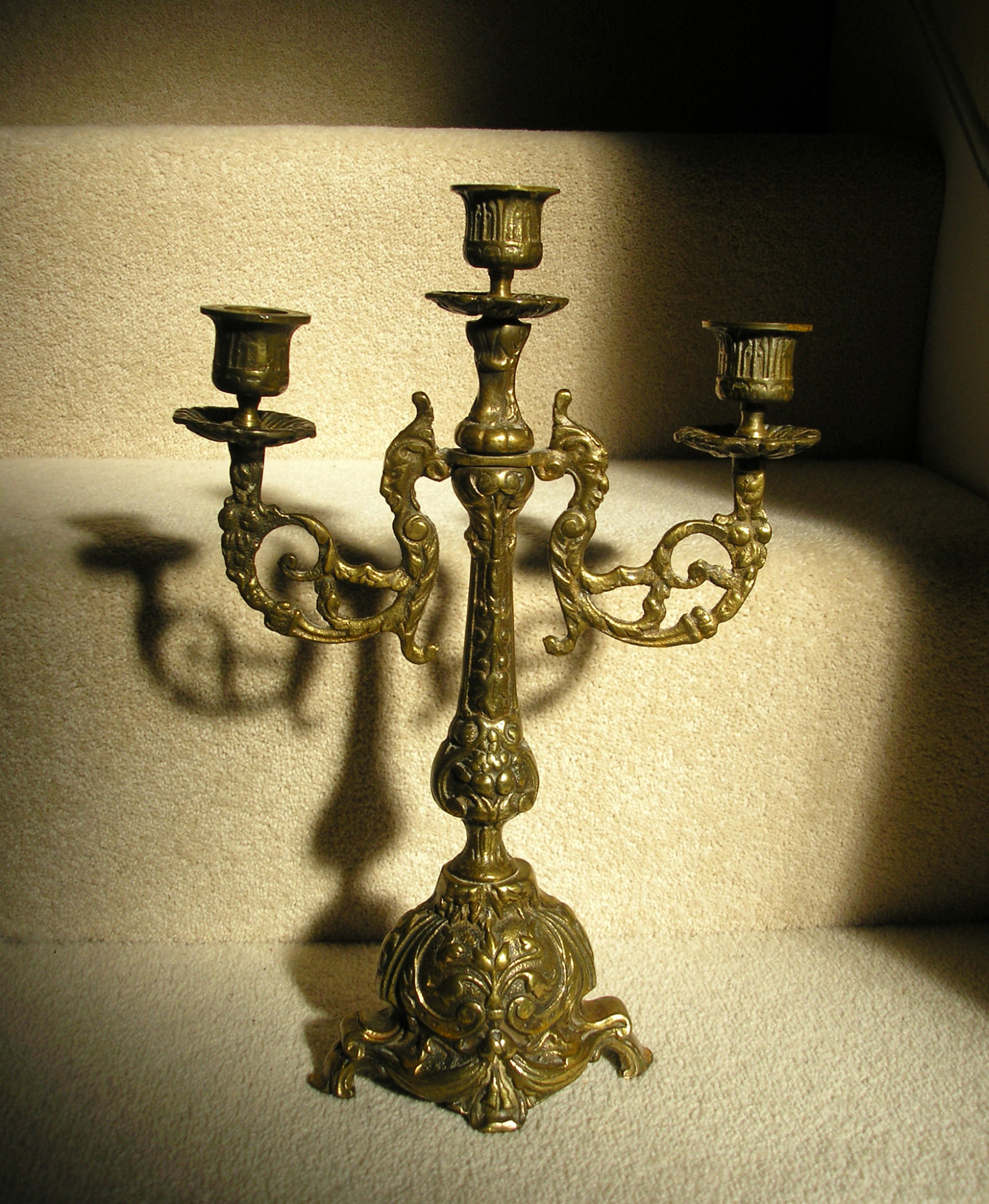 Candle holder with three arms